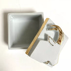 Boîte à bijoux en porcelaine blanche ouverte, compartiment gris et capricorne doré