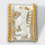 Boîte à bijoux chèvre blanche et dorée, cadre rectangulaire ornementé