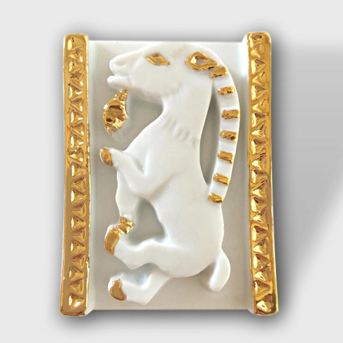 Boîte à bijoux chèvre blanche et dorée, cadre rectangulaire ornementé