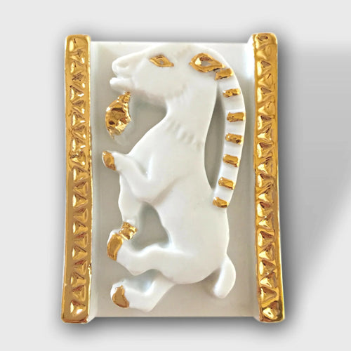 Boîte à bijoux chèvre blanche et dorée, cadre rectangulaire ornementé