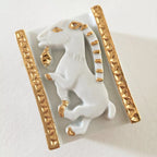 Boîte à bijoux chèvre blanche, cadre doré vertical, motifs dorés en médaillons