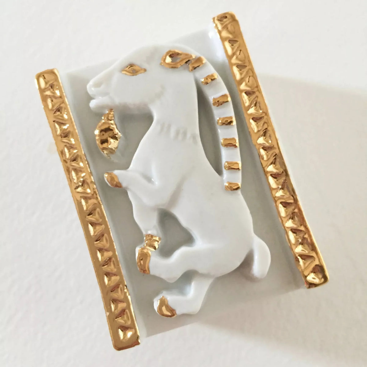 Boîte à bijoux chèvre blanche, cadre doré vertical, motifs dorés en médaillons