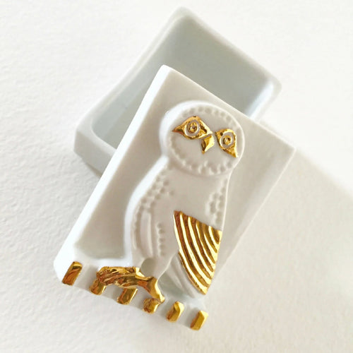 Boîte à bijoux blanche ouverte, motif chouette dorée sur couvercle en relief