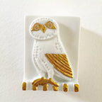 Boîte à bijoux blanche, applique chouette dorée en relief avec détails décoratifs