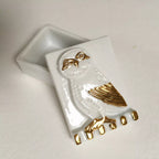 Boîte à bijoux blanche, motif chouette dorée en médaillon sur couvercle