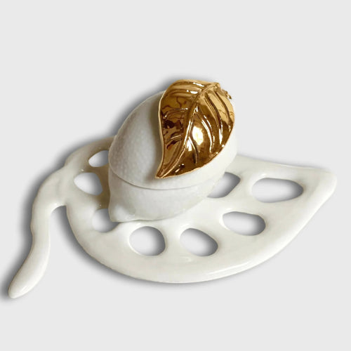 Boîte à bijoux en porcelaine blanche en forme de citron, capot doré ajouré
