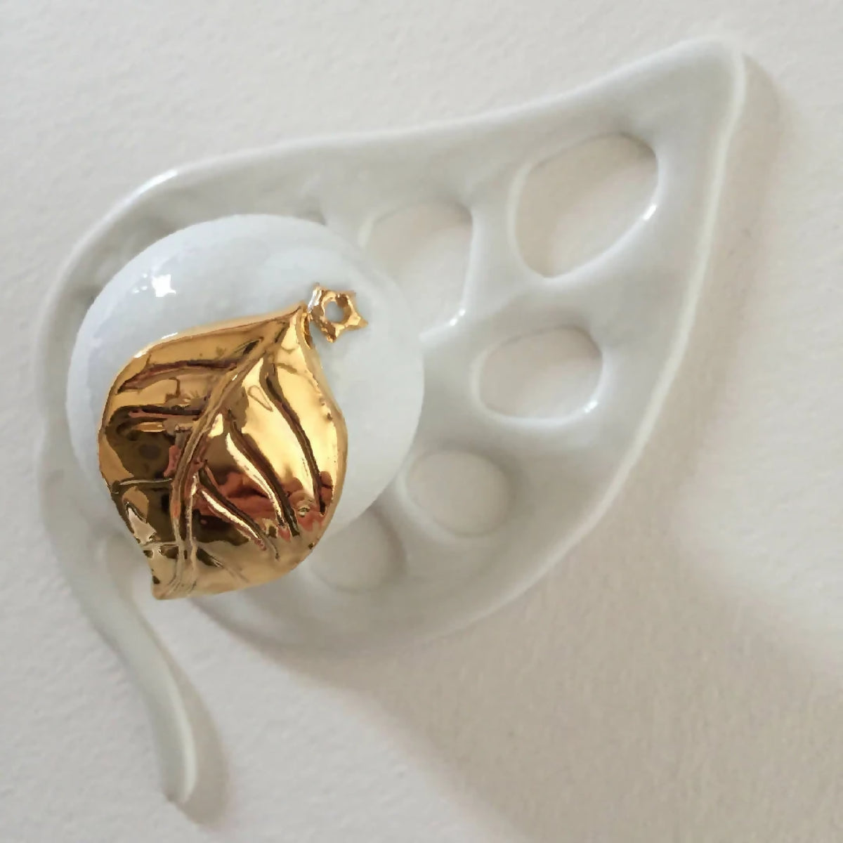 Boîte à bijoux citron : porcelaine blanche ajourée et capot doré sculpté