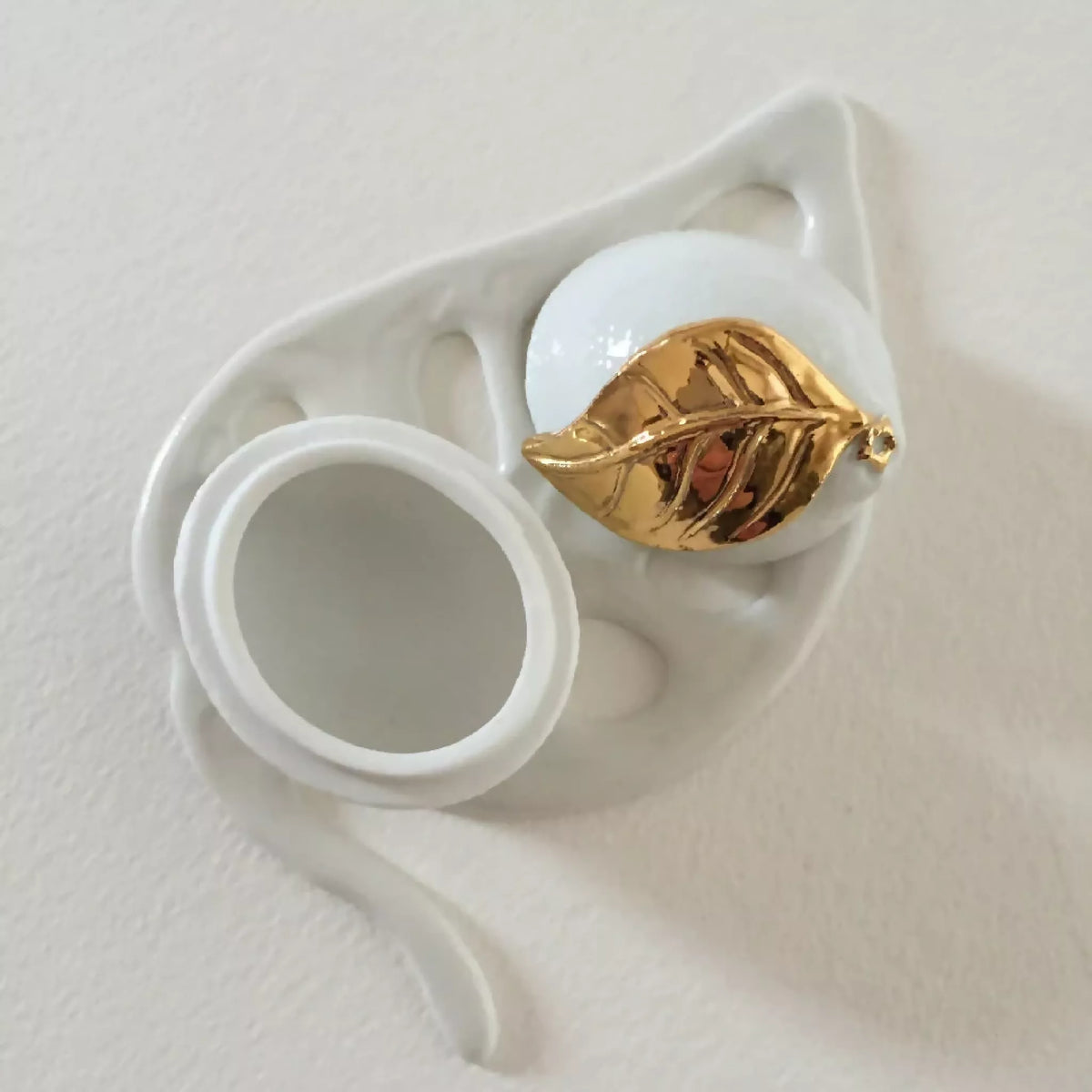 Boîte à bijoux citron : compartiment rond en porcelaine blanche et capot doré