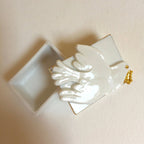Boîte à bijoux colombe en porcelaine blanche, relief des ailes et détails dorés.