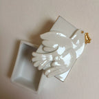 Boîte à bijoux en porcelaine blanche, partie ouverte carrée et colombe en relief.