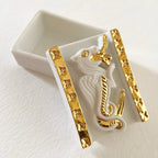 Boîte à bijoux blanche ouverte avec motifs dragon doré en relief, côtés dorés