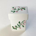 Boîte à bijoux en porcelaine blanche, fleurs roses sur couvercle et face.