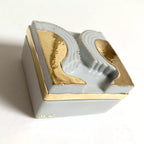 Boîte à bijoux en porcelaine blanche, couvercle à motifs dorés en relief