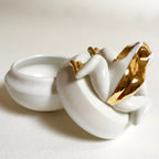 Boîte à bijoux grenouille blanche avec ouverture du dessus, finitions dorées sur le corps.