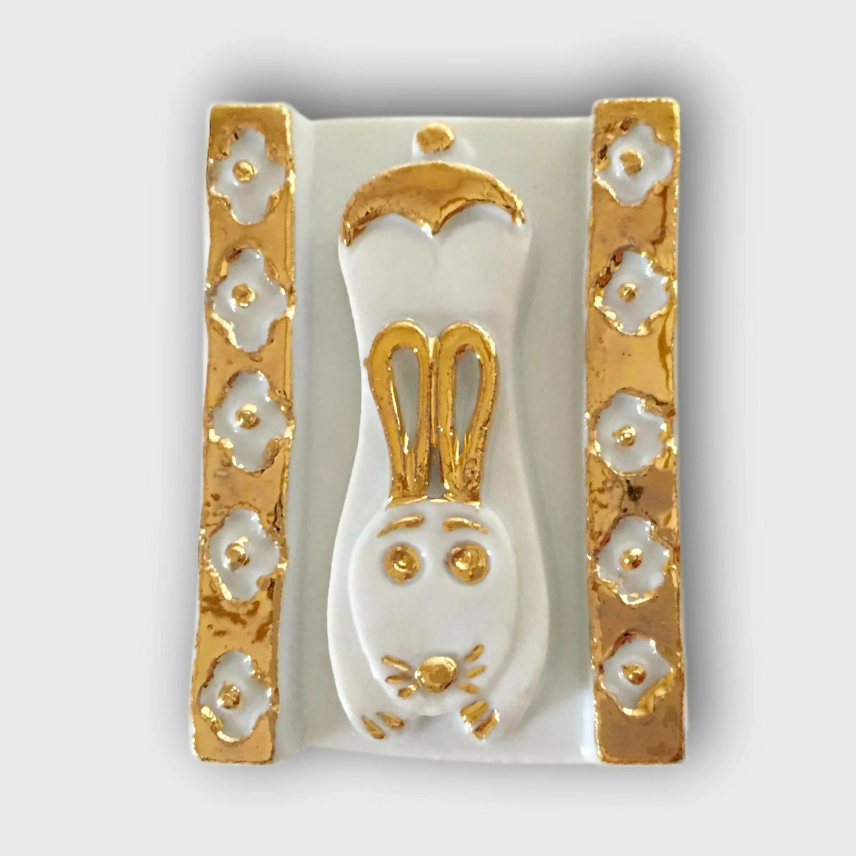 Boîte à bijoux rectangulaire lapin blanche avec motifs dorés ajourés
