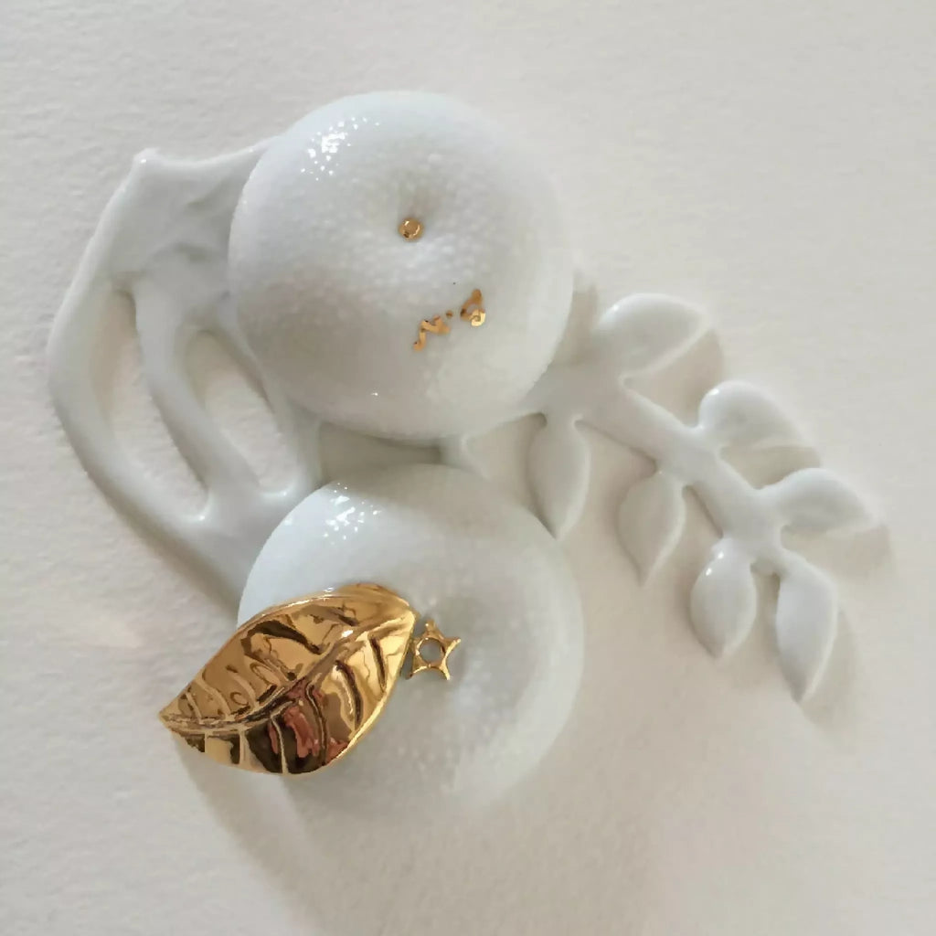 Boîte à bijoux en porcelaine blanche, détail intérieur avec fermoir doré