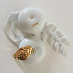 Boîte à bijoux en porcelaine blanche, détail intérieur avec fermoir doré