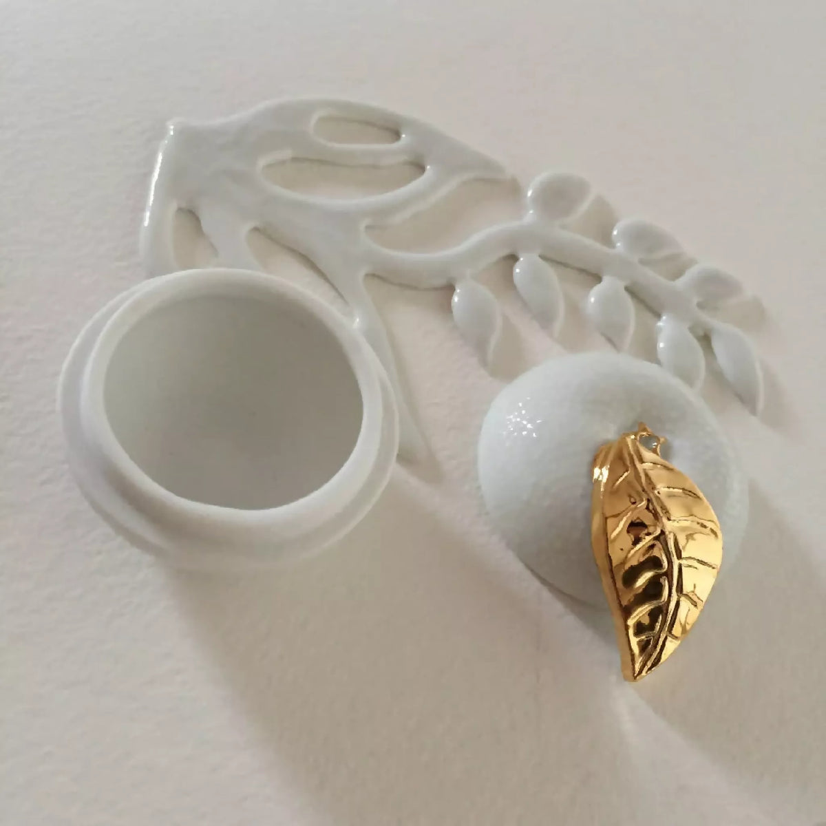 Boîte à bijoux en porcelaine blanche, intérieur avec ouverture ronde et fermoir doré