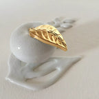Boîte à bijoux en porcelaine blanche, fermoir doré en forme de feuille sur décor floral