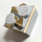 Boîte à bijoux en porcelaine blanche, motif poissons dorés sur le couvercle, angle
