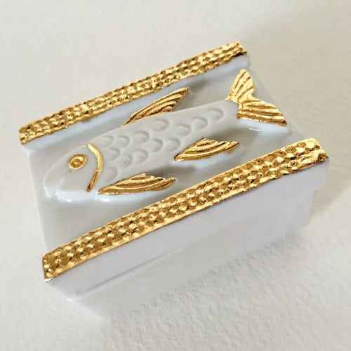Boîte à bijoux blanche vue inclinée, motif poisson nacré et bordures dorées tressées