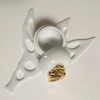 Boîte à bijoux en porcelaine blanche ajourée, couvercle pomme et bouton doré