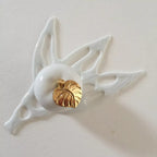 Boîte à bijoux en porcelaine blanche, pomme avec bouton doré sur support ajouré