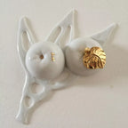 Boîte en porcelaine blanche ajourée, pomme blanche et couvercle doré avec bouton