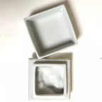 Boîte à bijoux en porcelaine, couvercle ouvert, intérieur blanc avec plateau.