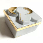 Boîte à bijoux en porcelaine blanche motif taureau doré, vue de côté
