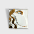 Boîte à bijoux en porcelaine carrée, décor doré et motifs « Verseau » sur fond clair