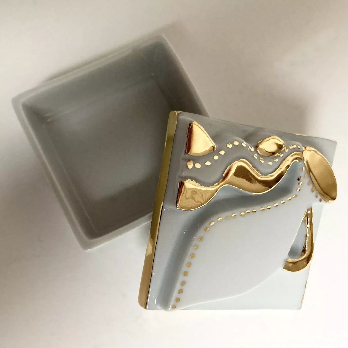 Boîte à bijoux en porcelaine « Verseau » ouverte, couvercle doré et intérieur gris