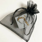 Boîte à bijoux en porcelaine blanche décor Vierge dorée, sachet en organza noir