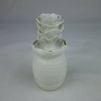 Vase en céramique blanc, fleurs en relief sur le dessus, vue arrière légèrement.