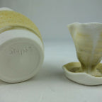 Vase en céramique jaune pâle, face arrière marquée “Stephi…”, avec col et intérieur vert