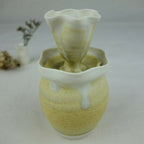 Vase en céramique jaune pâle, col évasé blanc translucide, intérieur vert