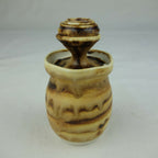 Petit pot en céramique décoratif beige et brun, avec ouverture supérieure striée