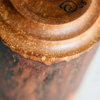 Couvercle rond en bois brun, bord sculpté et léger marquage bleu