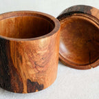Boîte en bois fait-main avec couvercle ouvert, intérieur brun clair visible