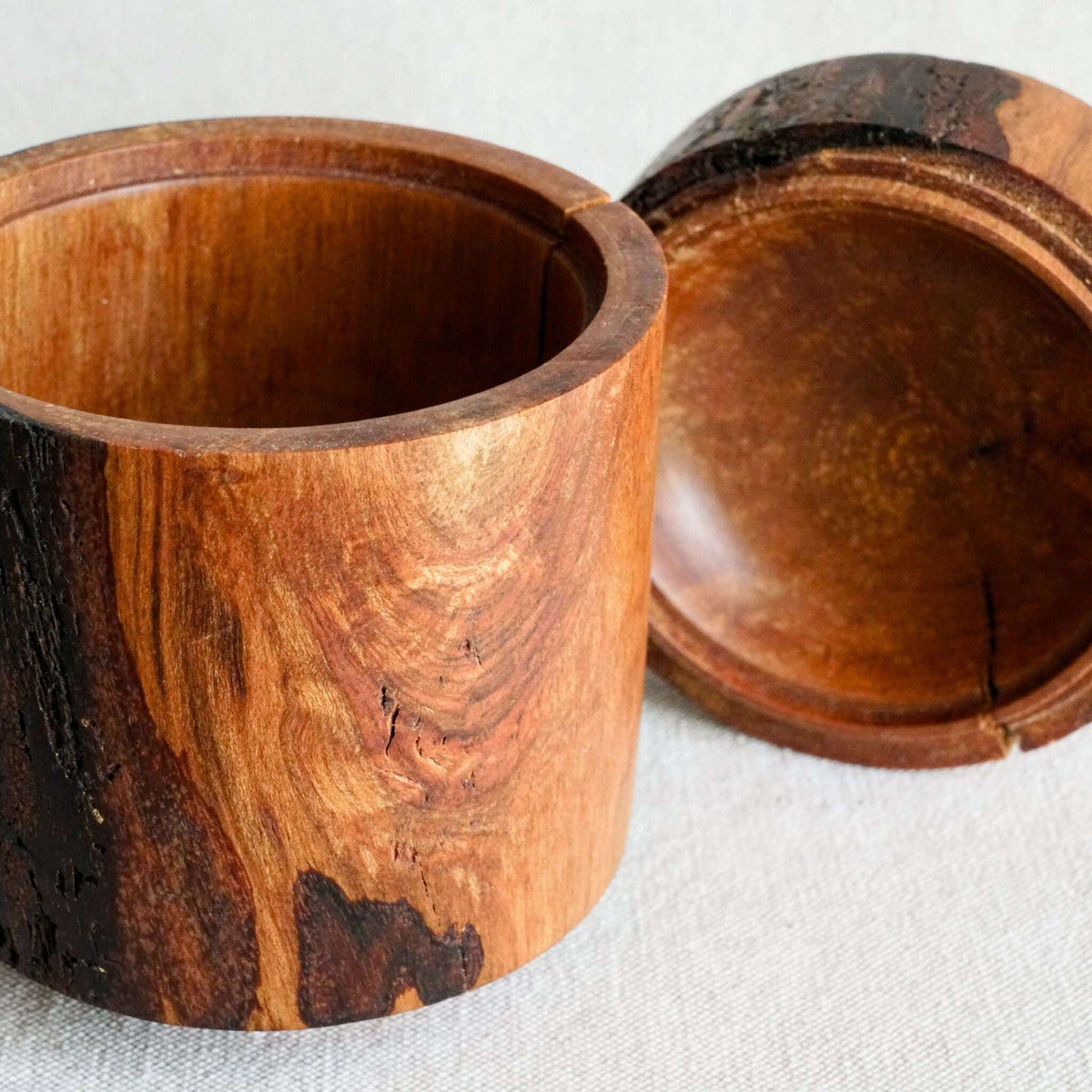 Boîte en bois fait-main avec couvercle ouvert, intérieur brun clair visible