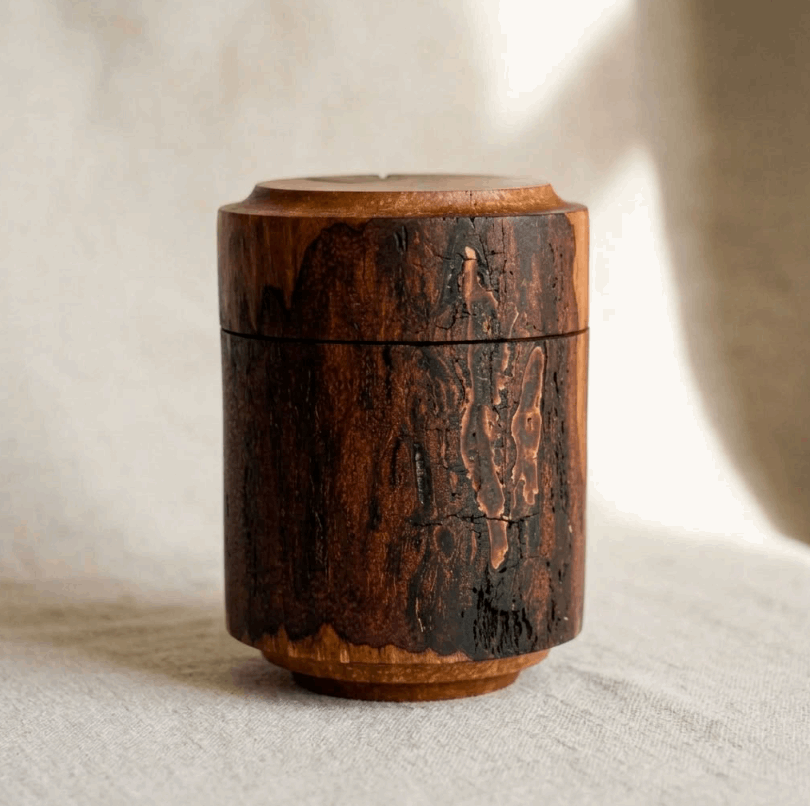 Boîte en bois cylindrique veinée sombre, couvercle arrondi avec joint