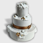 Boîte en porcelaine blanche, décor floral en relief et nœuds, bordure dorée.