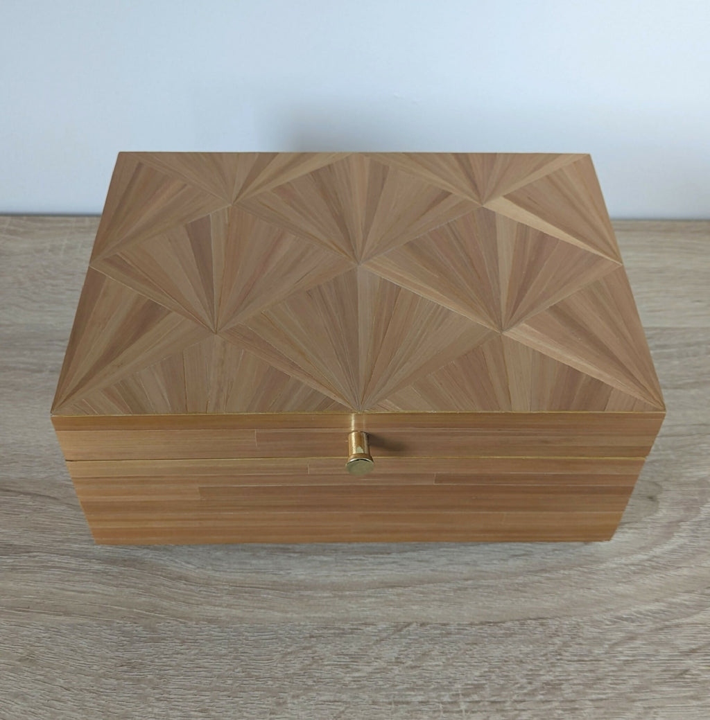 Coffret en bois clair à motif éventail en paille, poignée dorée au centre