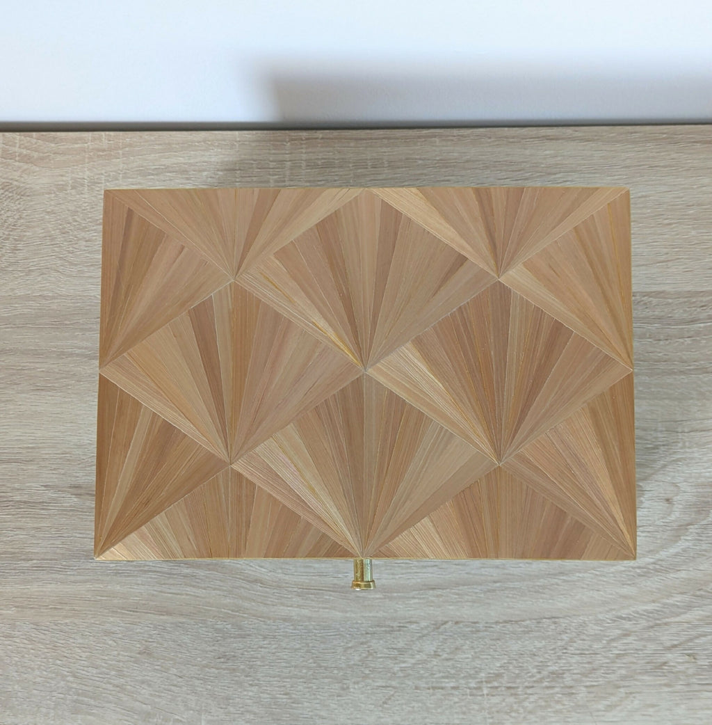 Coffret en bois clair, marqueterie de paille éventail Art déco, vue avant