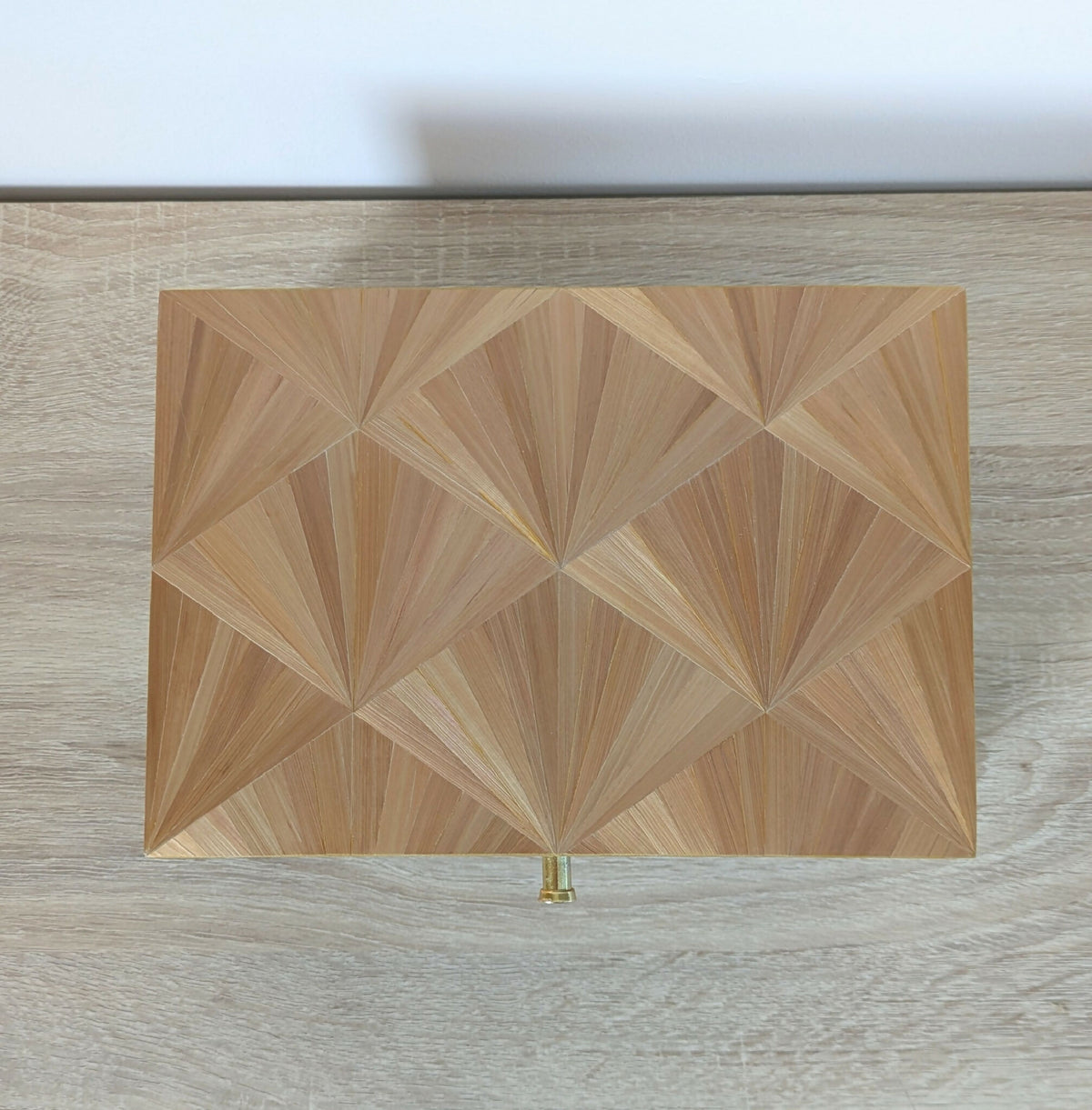 Coffret en bois clair, marqueterie de paille éventail Art déco, vue avant