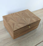 Coffret en bois clair et paille, marqueterie éventail, poignée dorée sur le côté