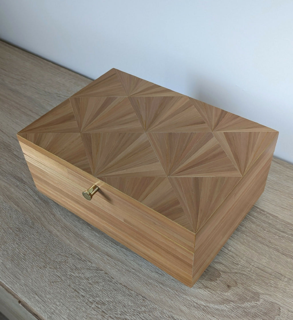 Coffret en bois clair, marqueterie paille motif éventail, détails de la poignée dorée