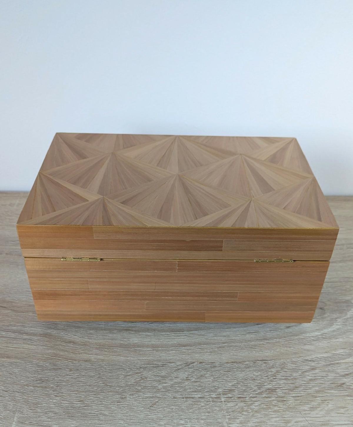 Coffret en bois clair à marqueterie de paille éventail, vue du dessus