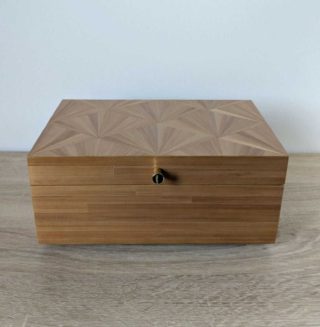 Coffret en bois clair à marqueterie paille, motif éventail Art déco, poignée dorée