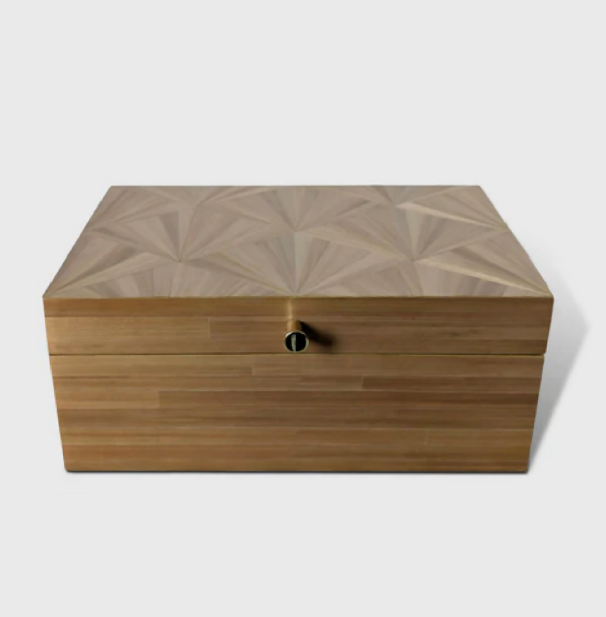 Coffret en bois clair avec marqueterie de paille en éventail, poignée dorée